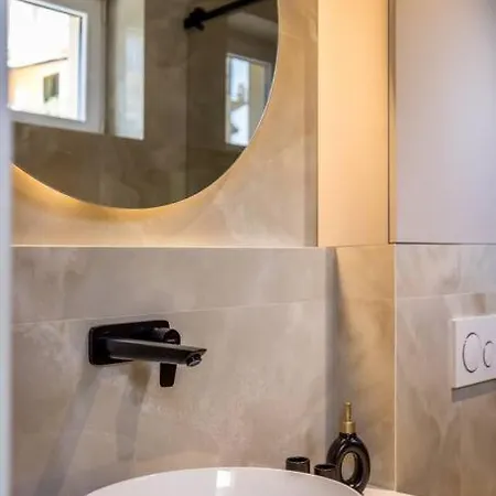 Hedonist Apartment *